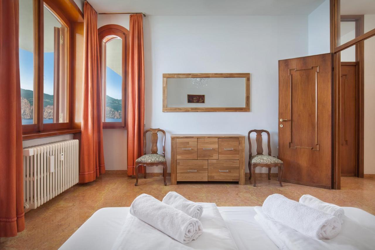 Villa Francesca-Grande Appartamento In Riva Al Lago 브렌조네 술 가르다 외부 사진